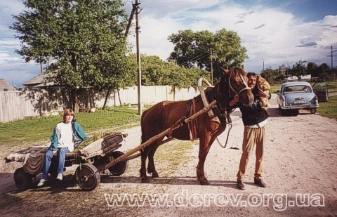 Photo from Olena Krushynska's archive. Near the church in Novyj Bilous, 2000