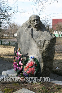 Пам'ятник на могилі Кирила Стеценка біля церкви св. Параскеви